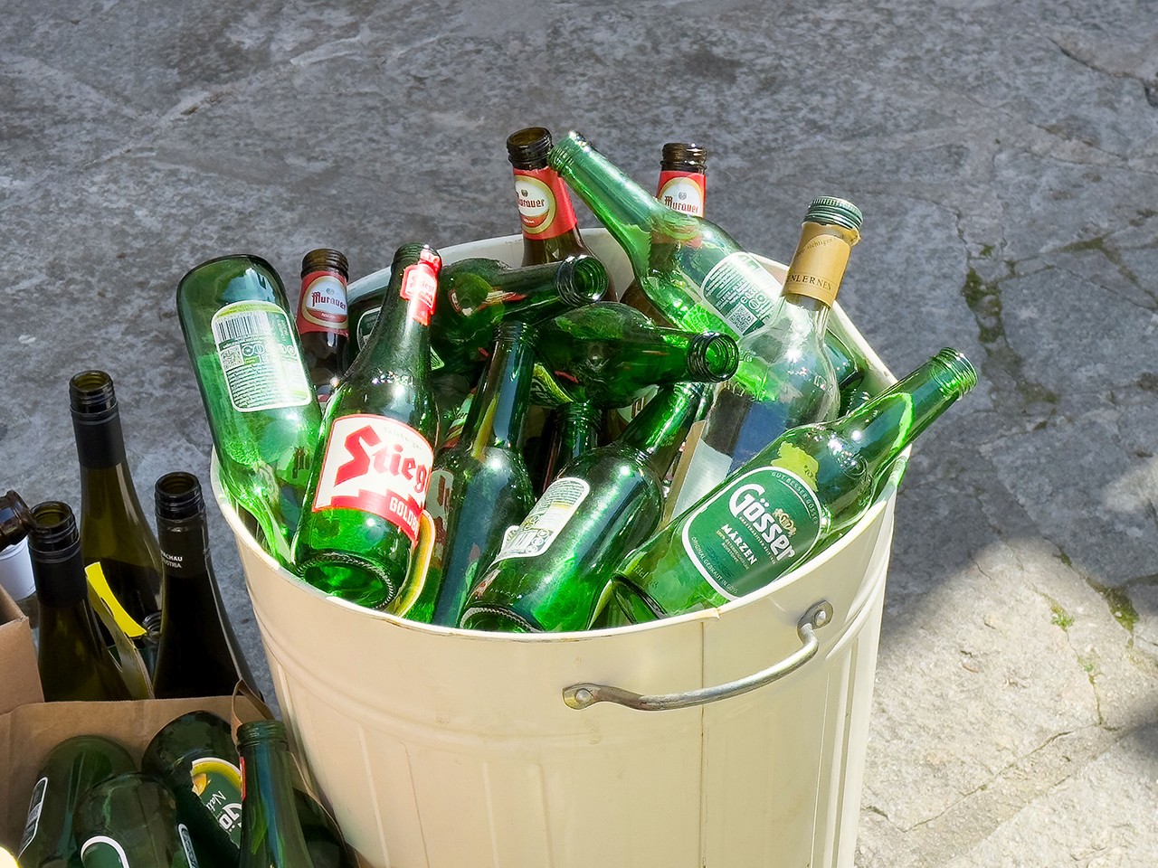 Wer trotz Verbot Glasflaschen oder Gläser mitbringt, riskiert Verletzungen und Bußgelder