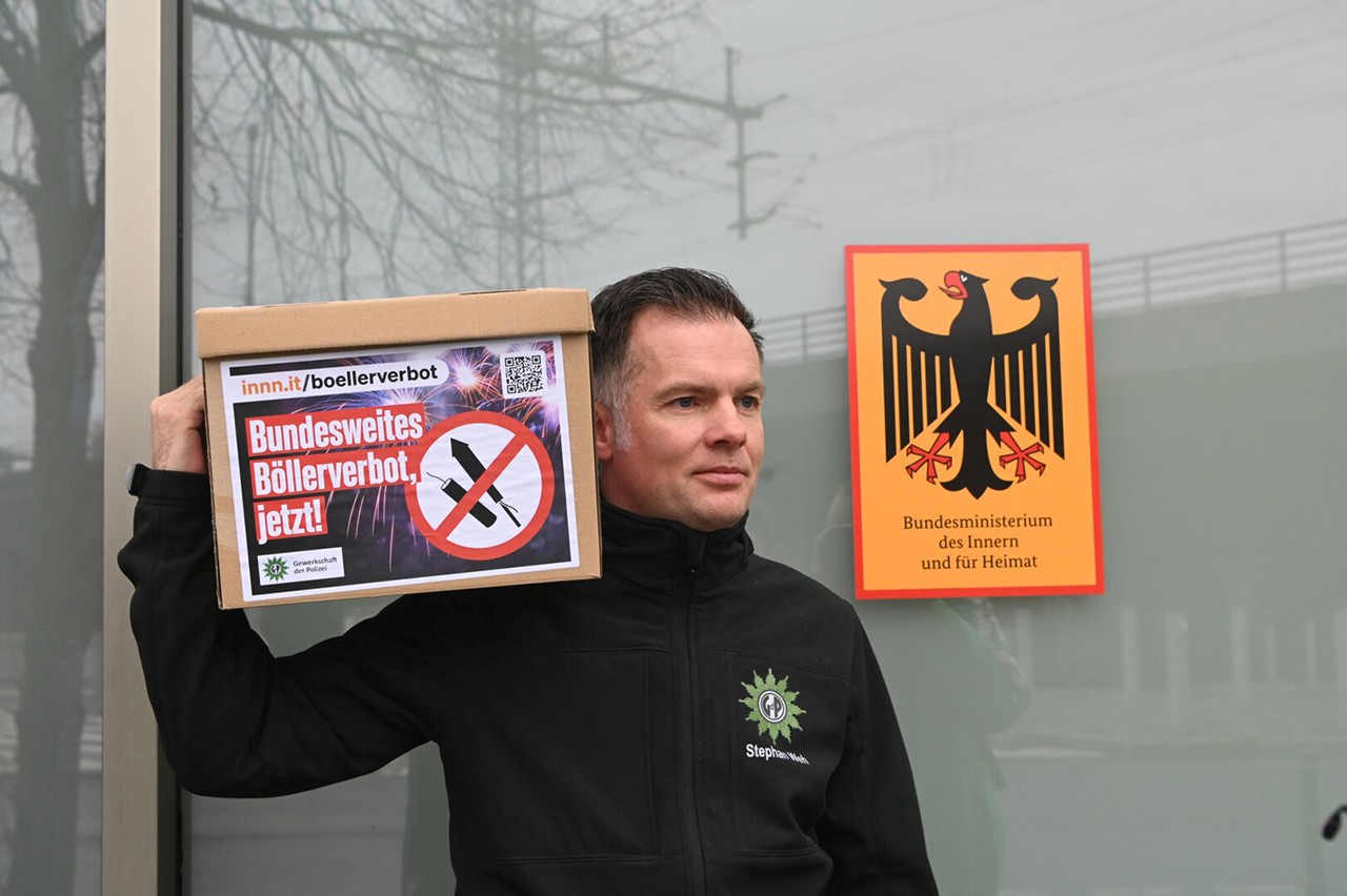 Stephan Weh, Vorsitzender des GdP-Landesbezirks Berlin, bei der Übergabe der Petition zum Böllerverbot