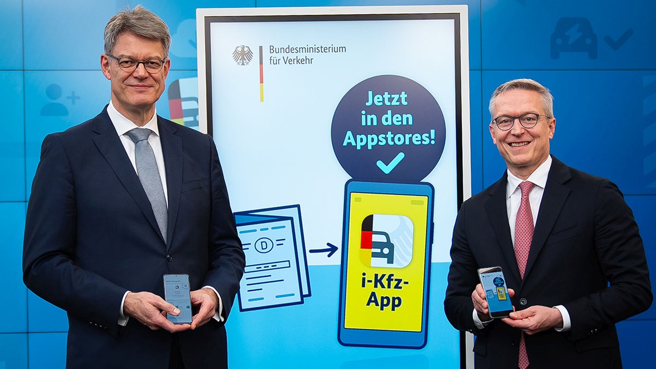 Die Bundesminister Schnieder (Verkehr, l.) und Wildberger (Digitalisierung, r.) stellten die i-Kfz-App vor